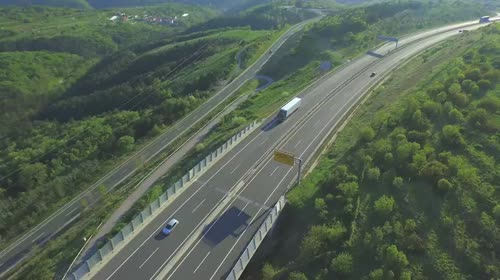 航拍图:在高速公路高架桥上运输货物的货车