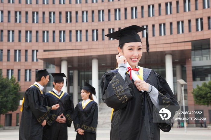 年轻大学生的校园毕业典礼