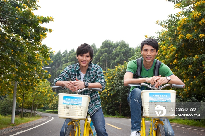 年轻大学生在校园里骑车