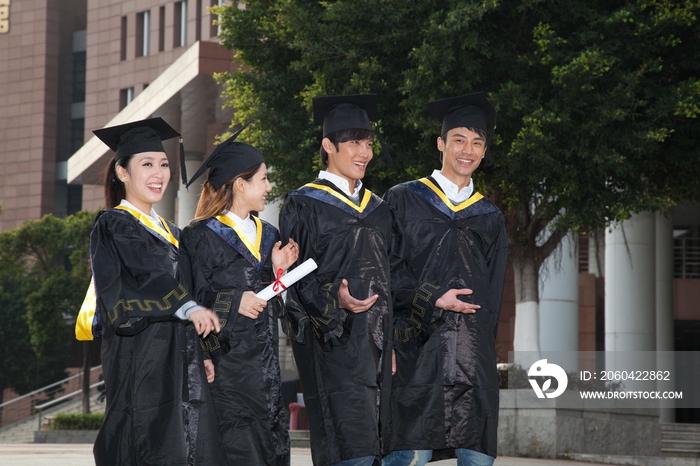 年轻大学生的校园毕业典礼