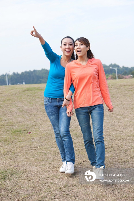 年轻女人在郊外