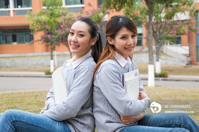 年轻女大学生在校园里休息