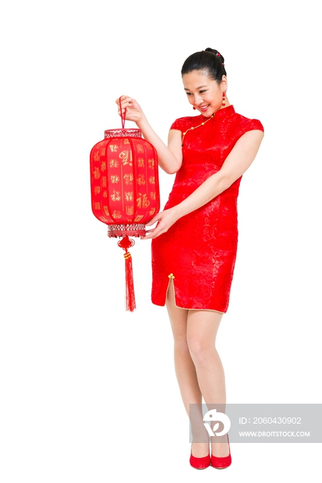 棚拍穿红色旗袍的年轻女人提着灯笼