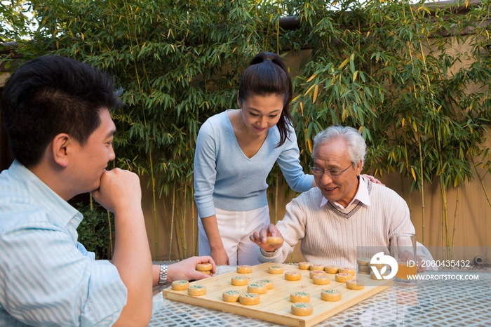 父子在院子里下棋