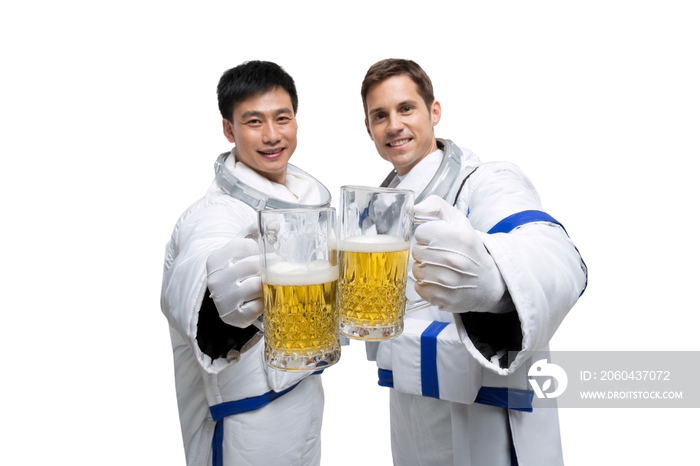 棚拍男宇航员喝啤酒庆祝