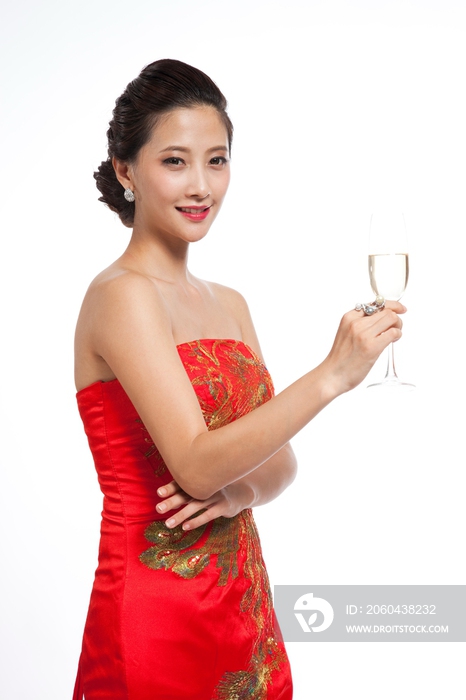 棚拍身穿中国传统服装的年轻女人举杯