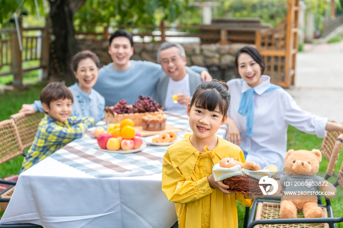 全家人在野餐