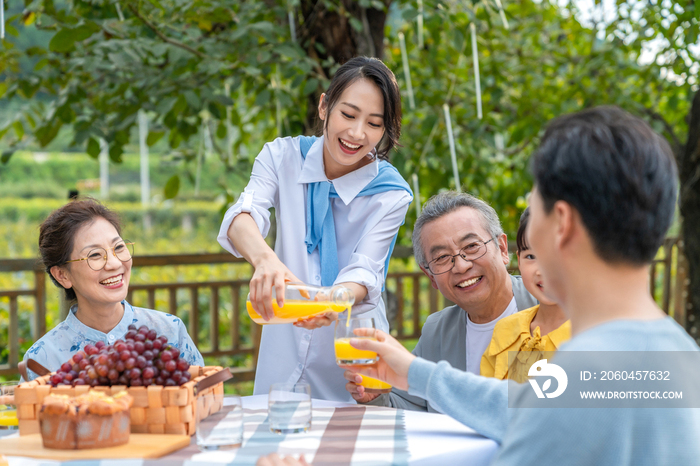 全家人在野餐