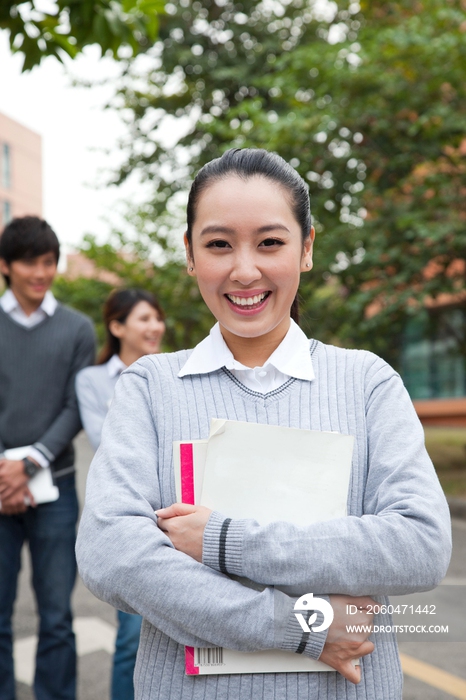 年轻大学生在校园里漫步