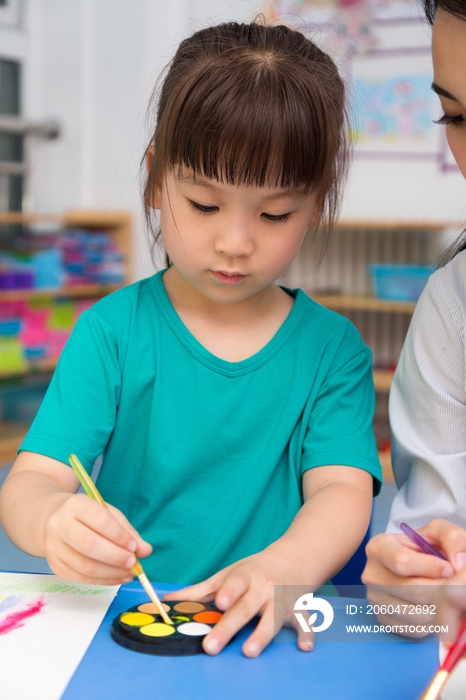 幼儿园女老师辅导儿童画画