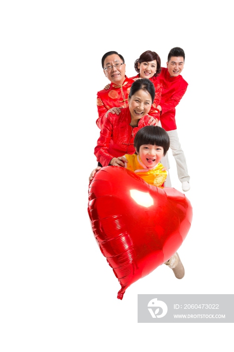 棚拍中国新年快乐的唐装家庭捧红色心形气球