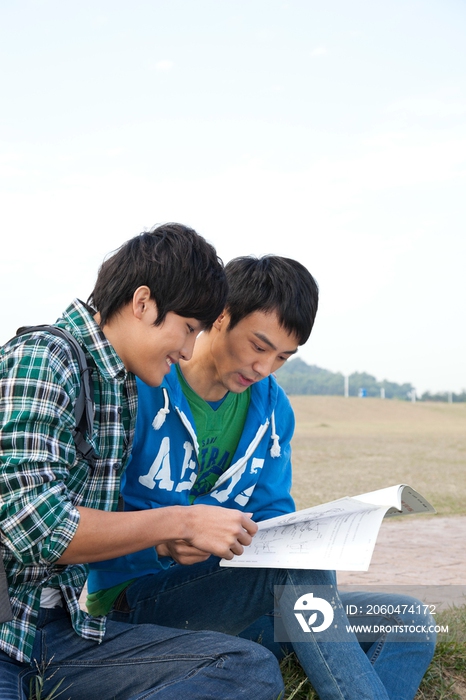 年轻大学生在公园郊游