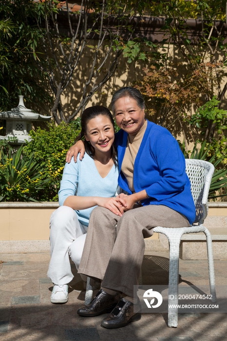 年轻女人和老年女人在院子里