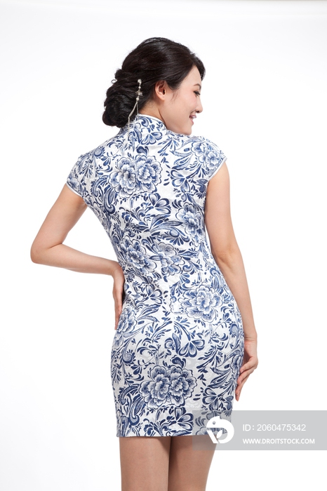棚拍身穿中国传统服装的年轻女人的背影
