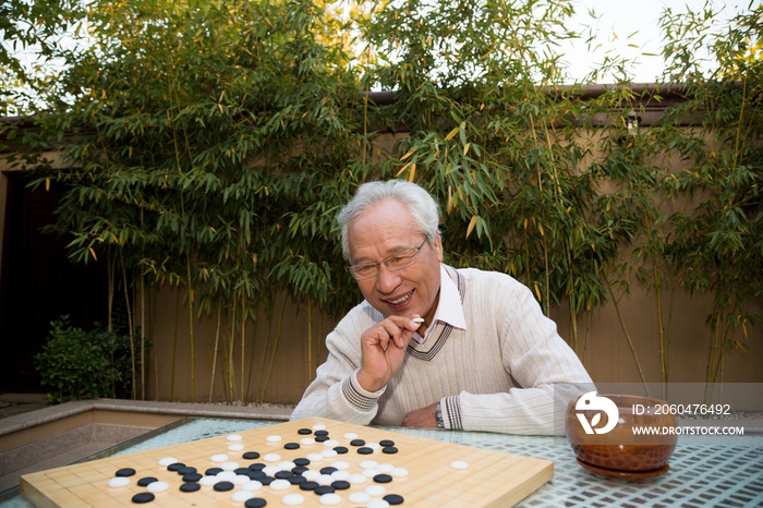 父子在院子里下棋