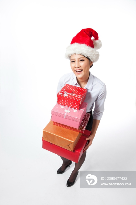 棚拍戴圣诞帽的年轻商务女士抱着礼物盒
