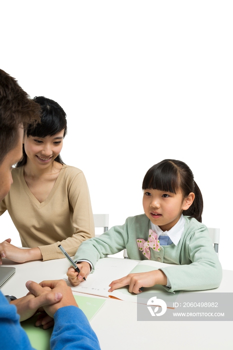 家长带着小女孩和男外教学习