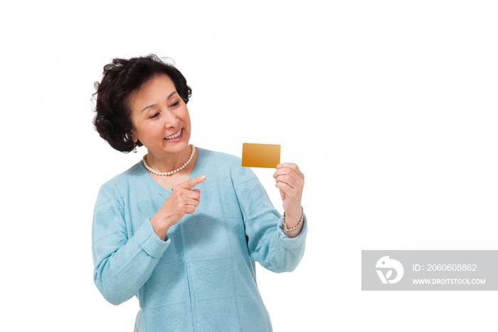 快乐老年人展示信用卡