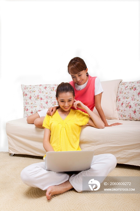两个年轻女人使用笔记本电脑