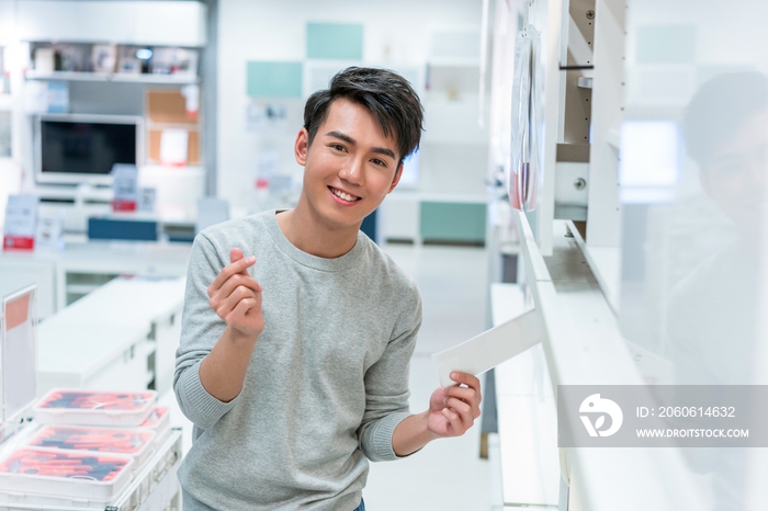 年轻男子挑选家具