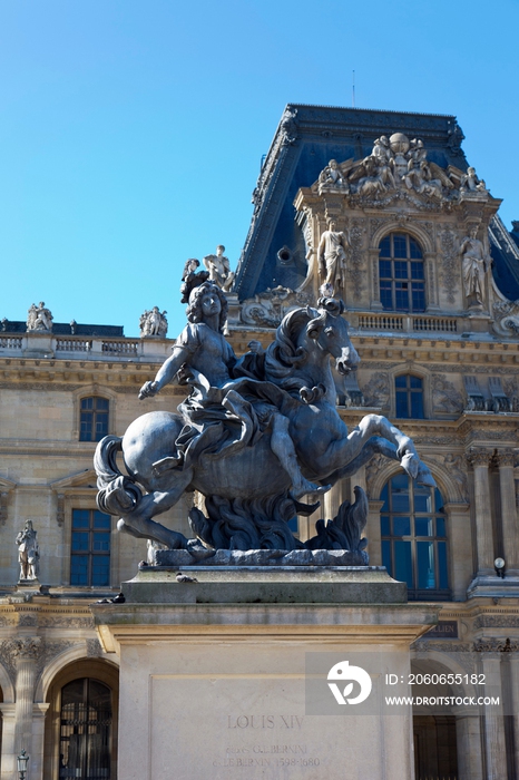 法国巴黎卢浮宫拿破仑广场上的雕像
