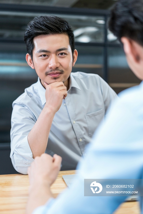 商务人士在办公室开会