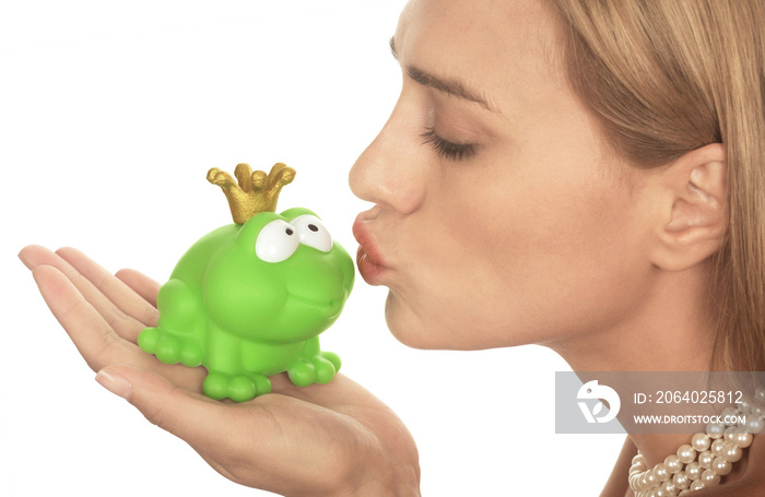 青蛙王被金发公主亲吻