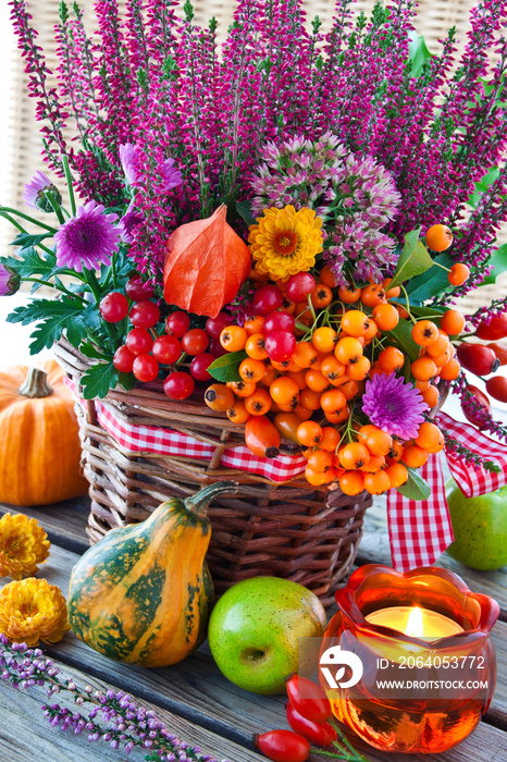 Herbst Dekoration mit Blumen Landhaus Hygge