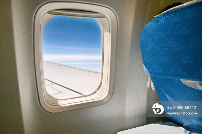 可以看到飞机内部的窗户和座位