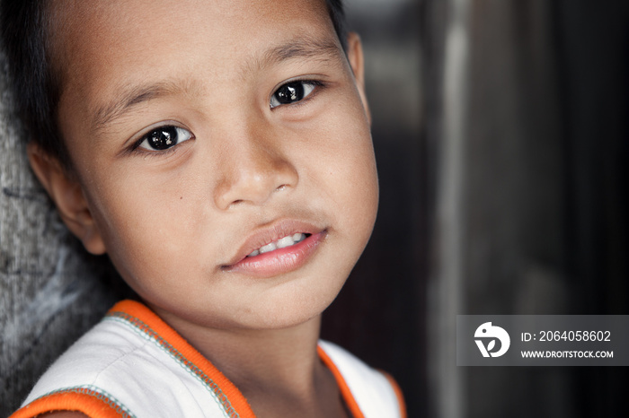 年轻贫穷的亚洲男孩在菲律宾的肖像