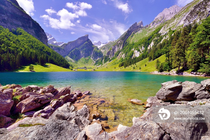 Seealpsee im Alpsteingebirge mit Säntis im Hintergrund