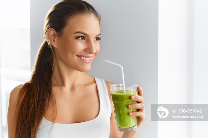 饮食。健康饮食女性饮用新鲜的绿色排毒蔬菜汁。健康生活方式，贝吉塔
