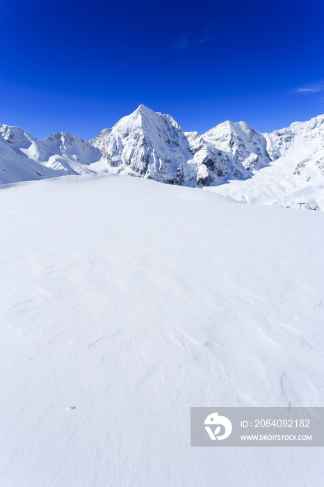 意大利阿尔卑斯山的白雪皑皑的山峰