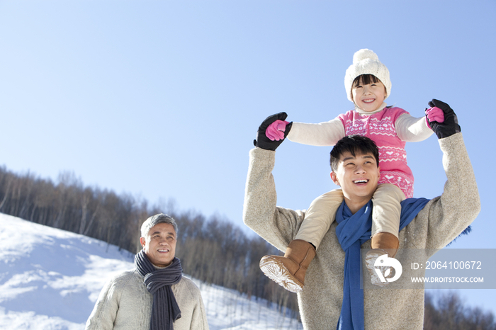 祖孙三代在雪地嬉戏