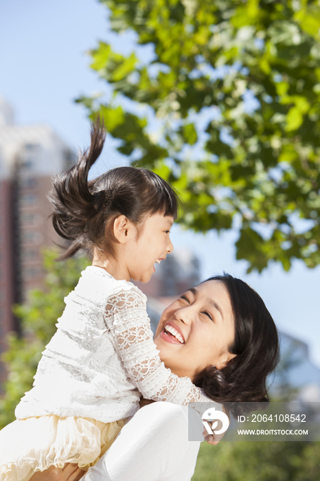 女儿抱着妈妈撒娇