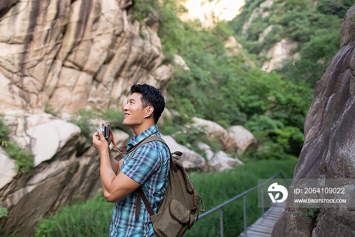 快乐的年轻男子户外拍摄美景