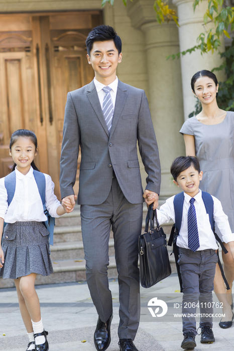 年轻夫妻送孩子去上学