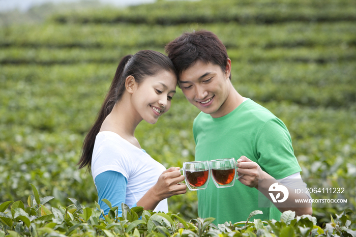 青年男女在茶园喝茶