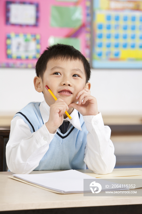 小学生在课堂思考