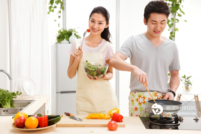 青年夫妇在厨房准备食物