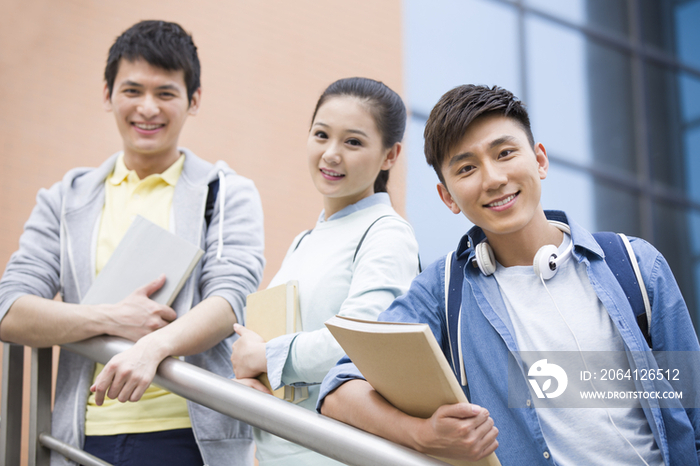 图书馆外的大学生同学