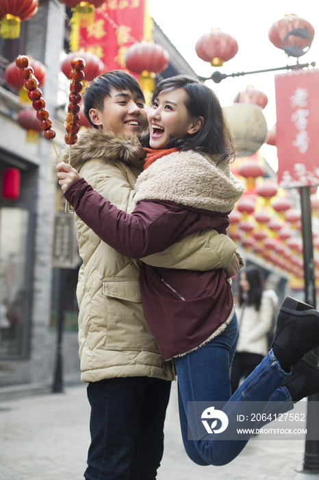 年轻情侣逛街庆贺新年