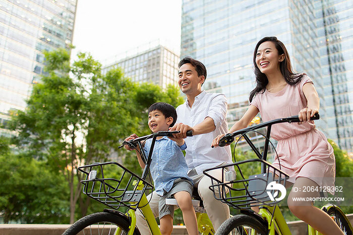 快乐的年轻家庭骑自行车