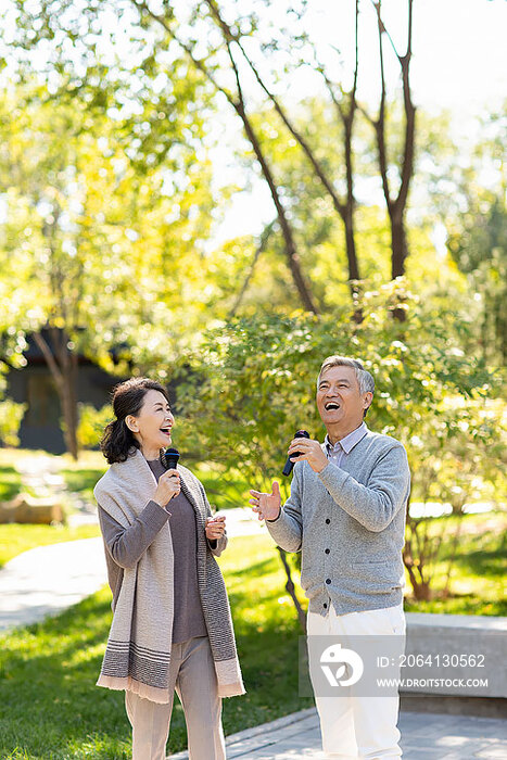 幸福的老年人在公园唱歌