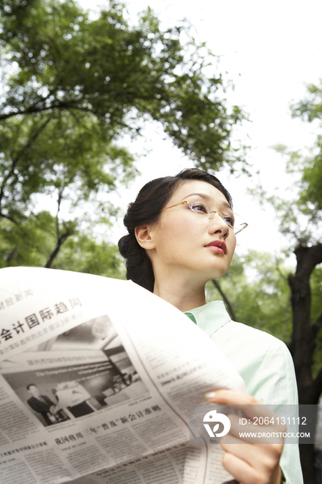 商务女士看报纸