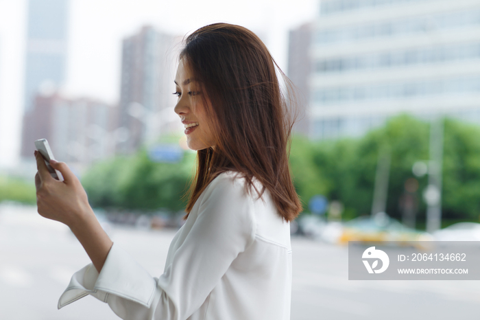 商务青年女人在户外