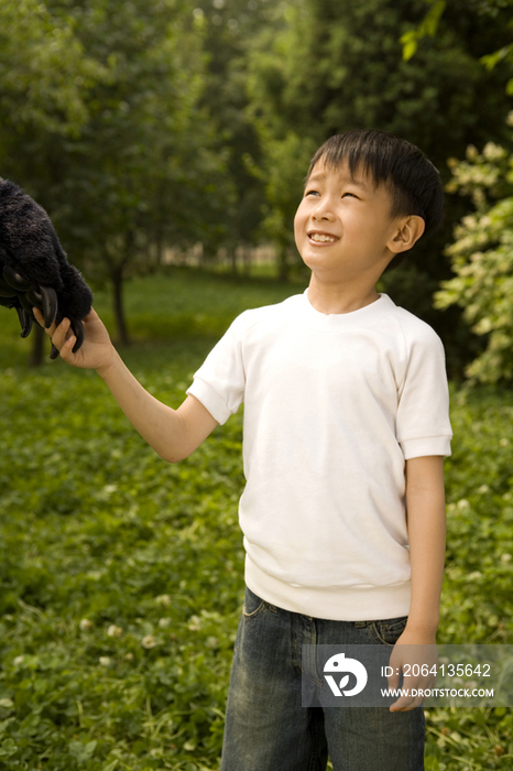 小男孩和熊爪