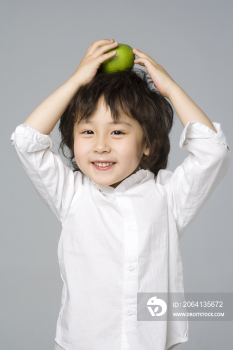 小男孩头顶苹果