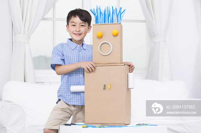 小男孩和纸盒做的机器人
