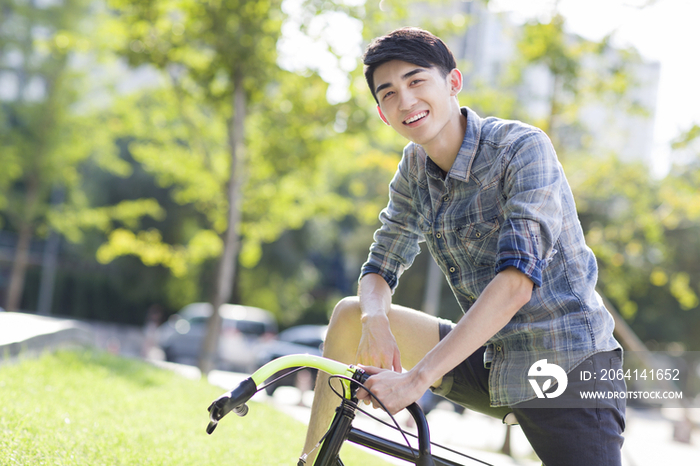 快乐的年轻男子骑自行车